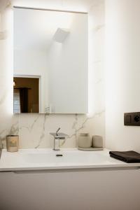 布鲁塞尔Beauty Suite的白色的浴室设有水槽和镜子