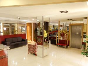 马瑙斯拉戈马瑙斯酒店的客厅配有沙发和椅子
