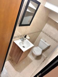 伊瓦格Habitación VIP的一间带水槽和卫生间的浴室