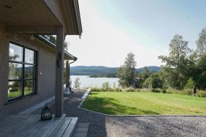 HurdalLuxury Norwegian Cottage的湖景房屋门廊