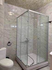 古多里bismillah hotel and restaurent的浴室内带玻璃淋浴间