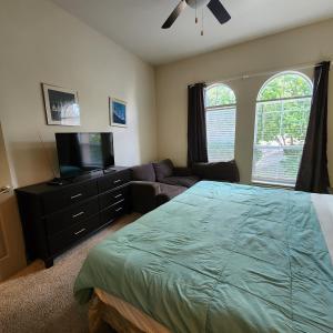 休斯顿Domain at Kirby的一间卧室配有一张床和一台平面电视
