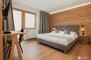 布伦纳山口附近马特赖Stoacherhof Apartments的一间卧室配有一张床、一张书桌和一台电视