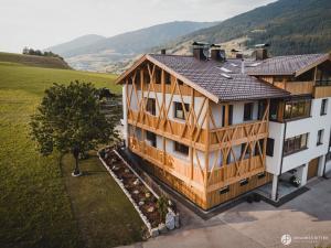 布伦纳山口附近马特赖Stoacherhof Apartments的享有山 ⁇ 木屋的顶部景致。