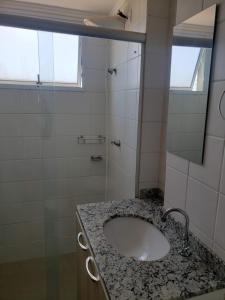 圣卡洛斯Spot Residence São Carlos 700m da USP的一间带水槽和镜子的浴室