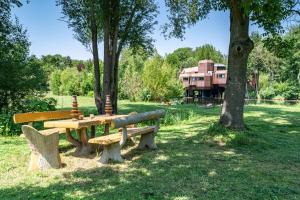 伊维特河畔吉夫Utopia home的树旁公园里的野餐桌