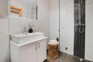 布伦纳山口附近马特赖Stoacherhof Apartments的白色的浴室设有水槽和淋浴。