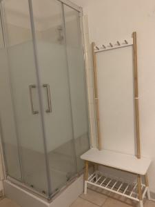 佩皮尼昂Le Cosy de la Vieille Intendance的浴室内带长凳的淋浴间
