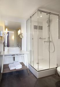 巴黎金三角酒店的带淋浴和盥洗盆的浴室