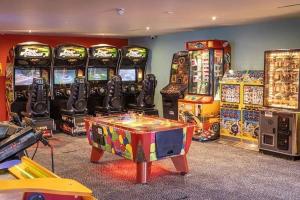 洛西茅斯Highway的一间房间,里面放着许多电子游戏和一张桌子