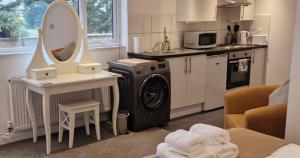 MorcottRutland Point Studio serviced accommodation Keystones Property Services的厨房配有洗衣机和水槽