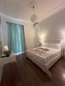 罗马Suitedream Vatican的一间卧室配有一张大床和蓝色窗帘