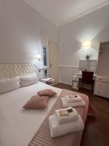 罗马Suitedream Vatican的卧室配有一张白色大床和两张折叠毛巾