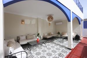 马拉喀什Riad 22 - L'Etoile d'Orient的客厅配有两张沙发和一张桌子