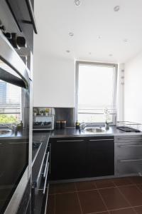 华沙ClickTheFlat Chłodna Center Apart Rooms的厨房设有水槽和窗户。