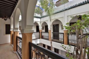 马拉喀什Riad 22 - L'Etoile d'Orient的带阳台的建筑走廊