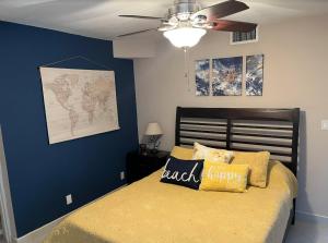自由港市The Lookout at Coral Beach的一间卧室配有一张蓝色墙壁的床