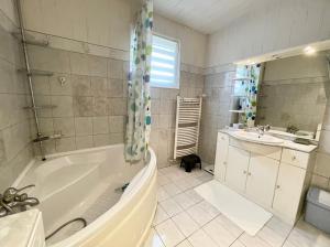 诺伊斯·勒·格兰德La Casa - Charmante maison entre Paris & Disney的带浴缸和盥洗盆的浴室