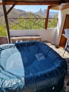 克鲁兹·德·特赫达Casa Los Manantiales的美景阳台的一张蓝色充气床