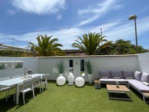 滨海帕尔姆Luxury Avilla Las Olas的天井配有沙发和桌椅