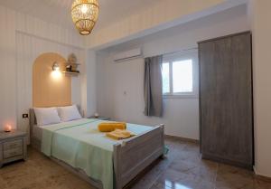 达哈布Tranquilo Boutique Hostel - Dahab的一间卧室设有一张大床和一个窗户。