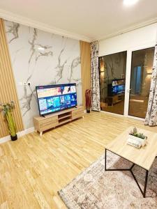 利雅德2 Bedroom Apartment 2BB的客厅配有大屏幕平面电视