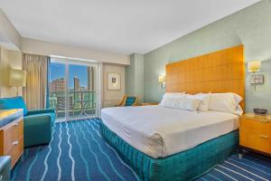 檀香山CASTLE at Ala Moana Hotel的酒店客房设有一张床和一个阳台。