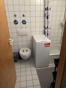 施瓦格明德FMA Ferienwohnung GD的浴室配有卫生间、盥洗盆和浴缸。