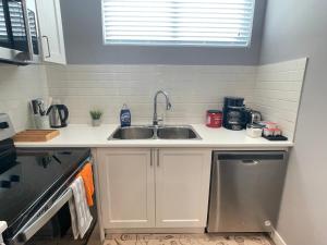 卡尔加里Cozy basement suite的厨房配有水槽和台面