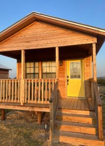 HyeYellow Rose Cabin的甲板上设有黄色门的小屋