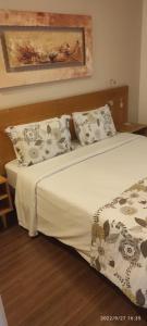 莫日-达斯克鲁济斯Apart Hotel 48的一间卧室配有带白色床单和枕头的床。