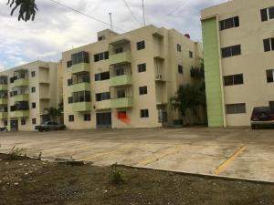 圣地亚哥洛斯卡巴Comodo apartamento en el centro de la ciudad的大型建筑前的停车场