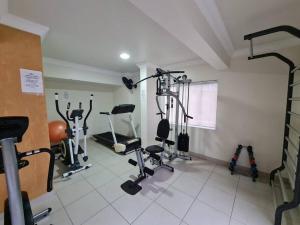 卡庞达卡诺阿Apartamento pé na areia e piscina的一间健身房,里面设有数个健身器材