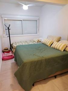 卡庞达卡诺阿Apartamento pé na areia e piscina的一间卧室设有两张床和窗户。