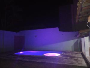 卡波布里奥CASA GRIEBELER 02的紫色客房,在黑暗中设有厕所