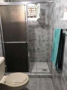 卡波布里奥CASA GRIEBELER 02的带淋浴和卫生间的浴室