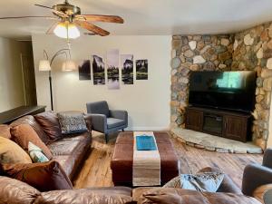 North ForkBigfoot Cabin Hot Tub Game Room Sleeps up to 16的带沙发和平面电视的客厅