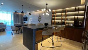 圣何塞德尔卡沃Solaz, a Luxury Collection Resort, Los Cabos的一间厨房,内设一个带凳子的酒吧
