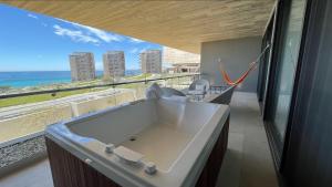 圣何塞德尔卡沃Solaz, a Luxury Collection Resort, Los Cabos的海景客房内的浴缸