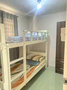 巴科洛德2 Bedroom townhouse in Bacolod City的一间卧室配有两张双层床。