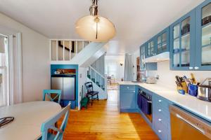 卡姆登The Bean House Upstairs and Downstairs Unit的一间设有蓝色橱柜和楼梯的厨房