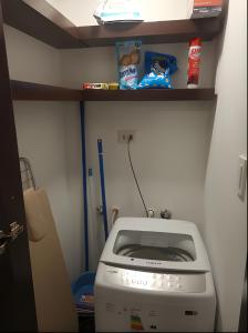 圣克鲁斯Lujoso depto. en Equipetrol的烤面包机放在一个房间里架子上