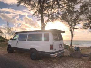 卡内奥赫Camper Van Hawaii的停在海滩上的白色面包车