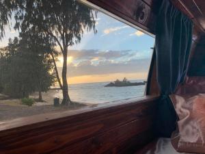 卡内奥赫Camper Van Hawaii的船景窗户