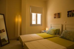 卡马利Sea view houses的一间卧室设有两张床和窗户。