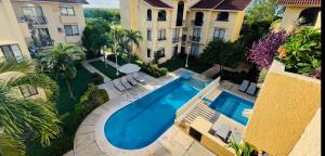 坎昆加勒比海公寓的两栋建筑前方游泳池的顶部景色