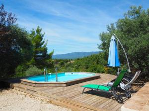 GramboisNice house with private pool in the Parc du Luberon, Grambois的一个带遮阳伞和椅子的游泳池