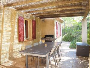 GramboisNice house with private pool in the Parc du Luberon, Grambois的一个带炉灶的庭院内的桌椅