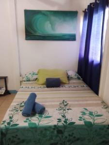 巴希利托Cabina Grande en Brasilito con piscina a 2 min caminando de playa brasilito的卧室内两张并排的床