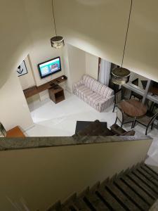 塔瓜汀加COBERTURA DUPLEX 70 m COM HIDRO NO MELHOR HOTEL DE TAGUATINGA的带沙发和电视的客厅